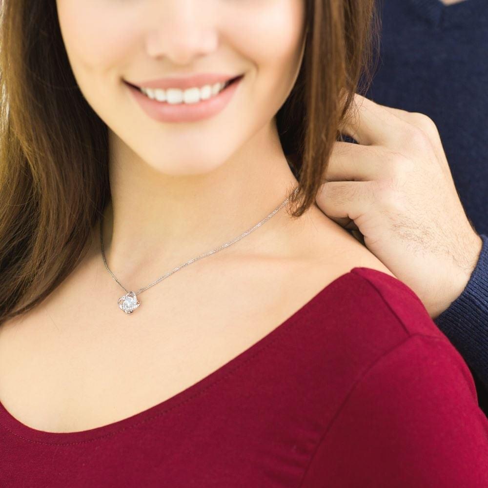 Frau "Erstes Date" Halskette - 14K Weißgold über Edelstahl - Liebesknoten - Liebesjuwel