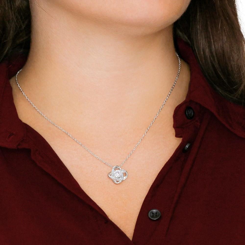 Frau "Erstes Date" Halskette - 14K Weißgold über Edelstahl - Liebesknoten - Liebesjuwel